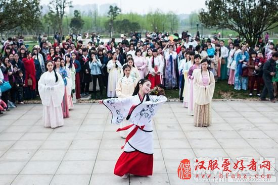 3月22日,洋湖湿地公园,潇湘汉服社联合各大高校汉服社来到洋湖湿地公园举行祭拜花神活动。图/潇湘晨报实习生杨杨