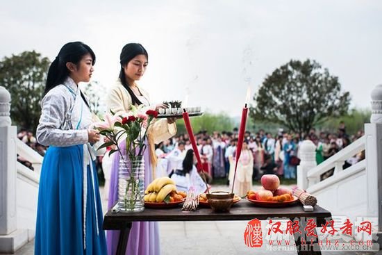 3月22日,洋湖湿地公园,潇湘汉服社联合各大高校汉服社来到洋湖湿地公园举行祭拜花神活动。图/潇湘晨报实习生杨杨