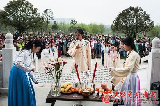 3月22日,洋湖湿地公园,潇湘汉服社联合各大高校汉服社来到洋湖湿地公园举行祭拜花神活动。图/潇湘晨报实习生杨杨