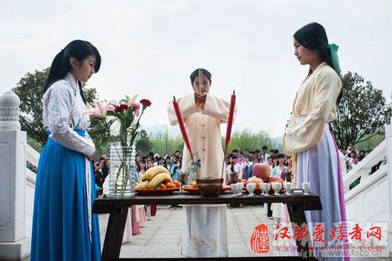 3月22日,洋湖湿地公园,潇湘汉服社联合各大高校汉服社来到洋湖湿地公园举行祭拜花神活动。图/潇湘晨报实习生杨杨