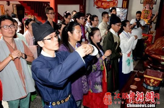 两岸汉服社团负责人代表共同来到福州三坊七巷郎官巷天后宫，拜谒妈祖金身神像。　记者刘可耕 摄