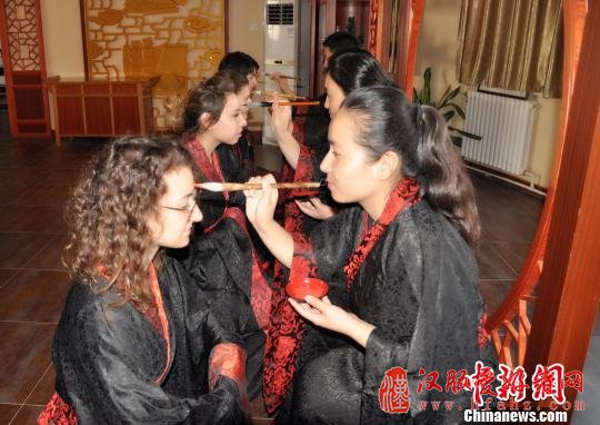 图为中国教师为外国学子“朱砂启智”。　李洋　摄