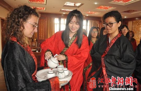 图为外国学子学习中国传统文化。　李洋　摄