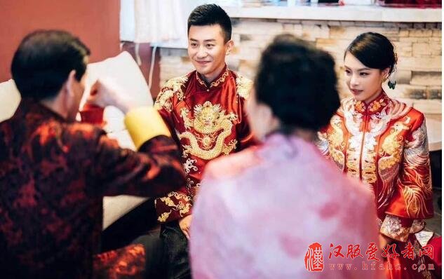 跳水女皇大婚吴敏霞中式婚礼现场照曝光似天仙 一家六口合影