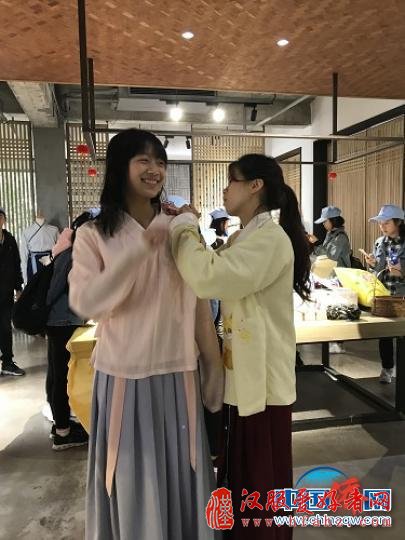 青少年汉服文化体验 郑松波 摄