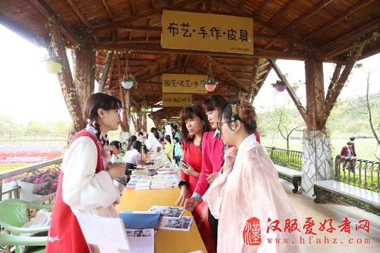 现场群众热情参与