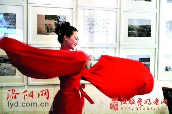 汉服“家庭春晚”在洛阳市上演