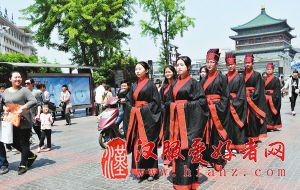 昨日，两队身着汉服的年轻人出现在西安街头，吸引了许多市民驻足观看。当日，来自西安理工大学国学社的学子们身着传统汉服，漫步街头古城，向市民展示汉代传统礼仪和汉服风采，让路人领略国学魅力，以此弘扬中华传统文化