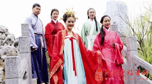 襄阳十余名汉服爱好者景区展示汉服引围观（图