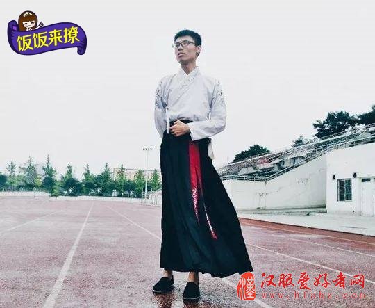 饭饭来撩： “汉服小哥哥”引争议 传统服装何日