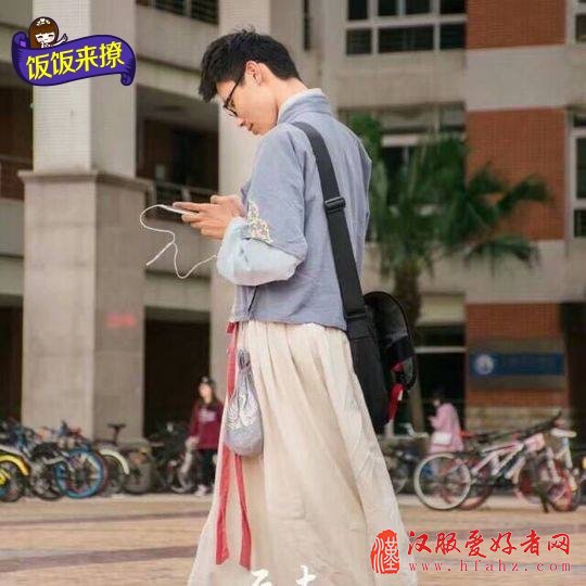 饭饭来撩： “汉服小哥哥”引争议 传统服装何日