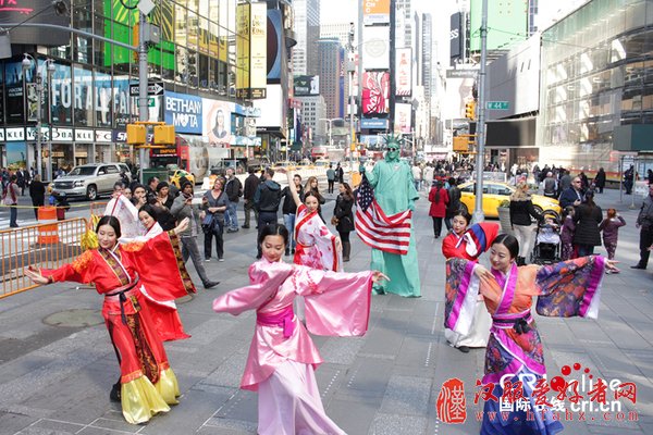 华人美女纽约广场玩汉服快闪 偶遇百老汇演员斗