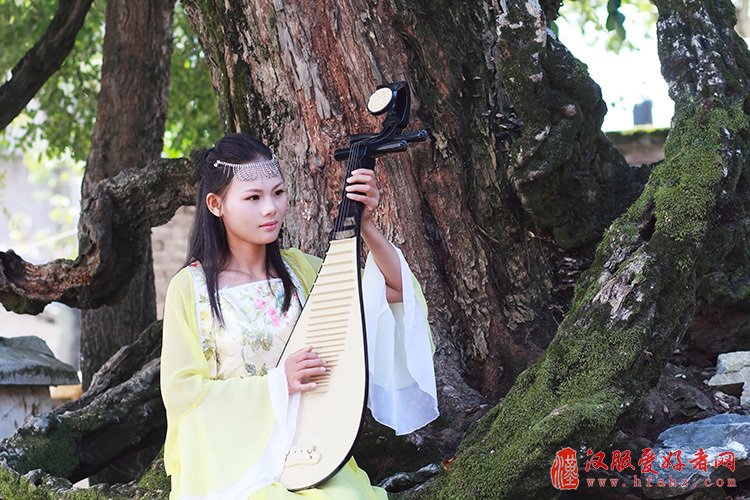 第二届湖北通城黄袍山古装美女摄影节 引金秋旅游热潮