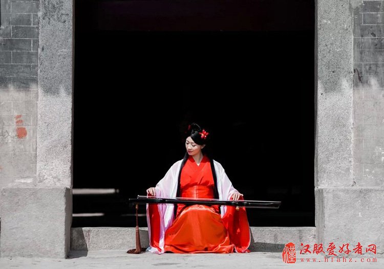 第二届湖北通城黄袍山古装美女摄影节 引金秋旅游热潮