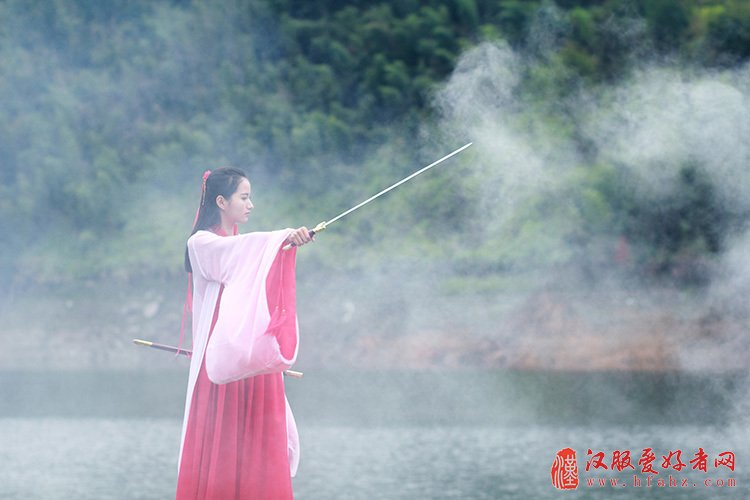 第二届湖北通城黄袍山古装美女摄影节 引金秋旅游热潮