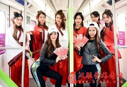 “汉服仙子队”惊现武汉地铁 喊你回家