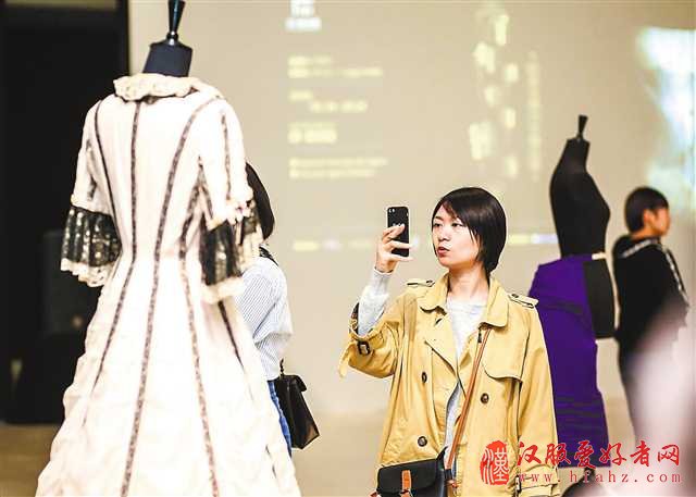 路易十六时期的裙撑在渝亮相