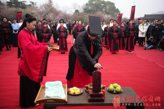 游客惊赞汉服好美 东湖梅园“汉礼祈福”迎新盛典受追捧