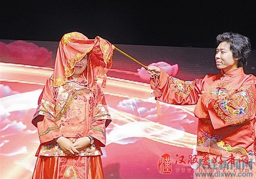 ◀用秤杆挑起新娘盖头的花轿婚礼。