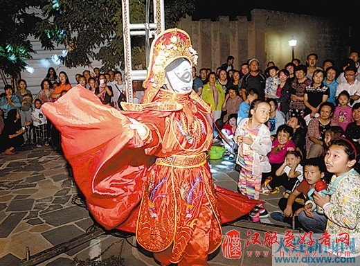 “变脸”热场。