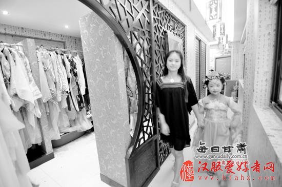 着古装做发簪“穿越时空” 兰州小朋友体验古时风韵