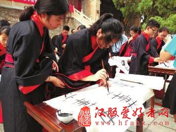 40余名华裔青少年 着汉服写汉字