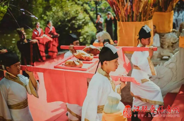 中国戏曲学院毕业生上演汉服谢师礼