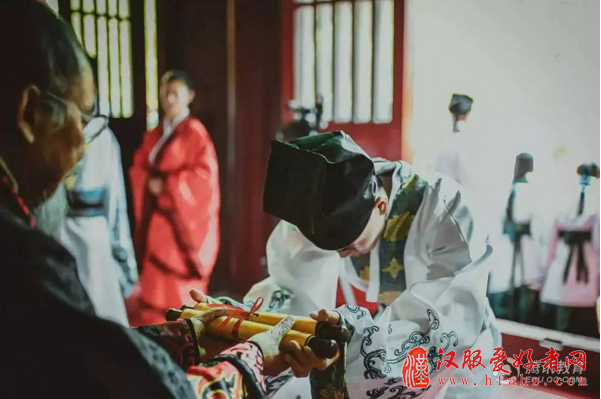 中国戏曲学院毕业生上演汉服谢师礼
