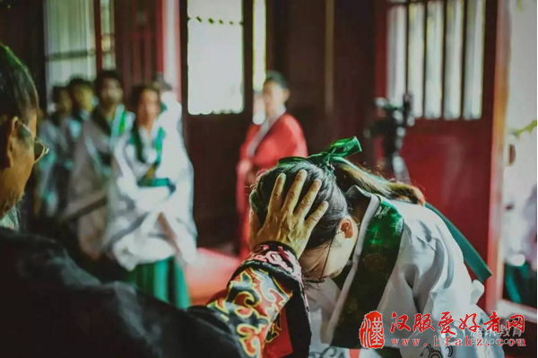 中国戏曲学院毕业生上演汉服谢师礼