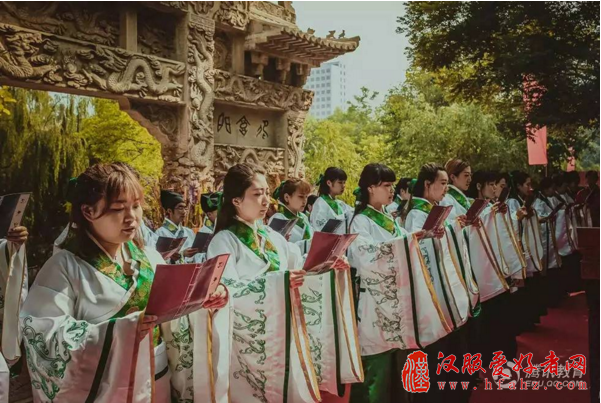中国戏曲学院毕业生上演汉服谢师礼