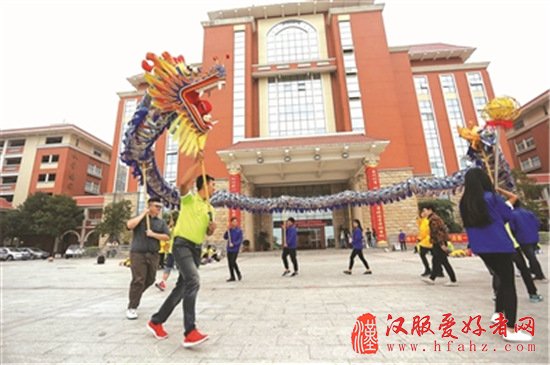 马来西亚华裔青少年感受中华传统文化艺术魅力
