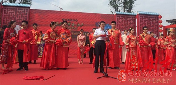 倡婚恋新风：七夕常德30对新人举办集体中式婚礼