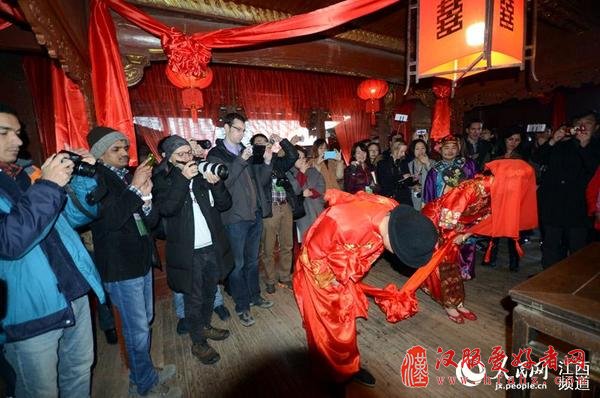 外媒记者在婺源篁岭古街怡心楼观看中式传统婚礼。