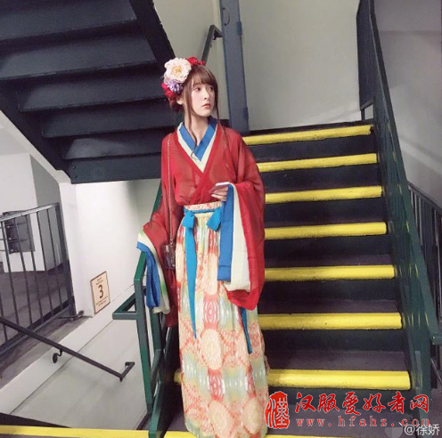 徐娇穿汉服逛街 举手投足间尽显古典气质