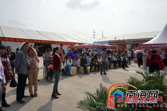 2月14日下午,琼华院成员们为逛海南年货展的市民们表演了汉服成人礼,吸引了众多观众。(南海网记者周静泊摄)