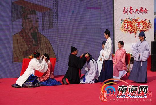 2月14日下午,琼华院成员们为逛海南年货展的市民们表演了汉服成人礼。(南海网记者周静泊摄)