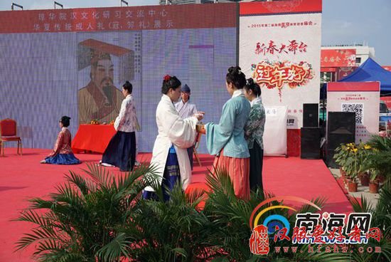 2月14日下午,琼华院成员们为逛海南年货展的市民们表演了汉服成人礼。(南海网记者周静泊摄)
