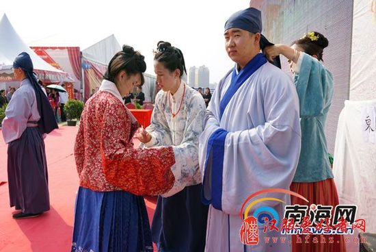2月14日下午,琼华院成员们为逛海南年货展的市民们表演了汉服成人礼。(南海网记者