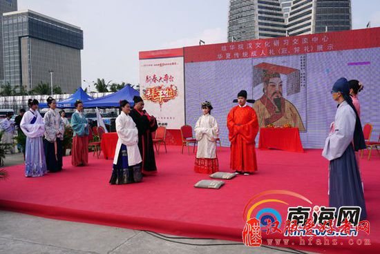 2月14日下午,琼华院成员们为逛海南年货展的市民们表演了汉服成人礼。(南海网记者