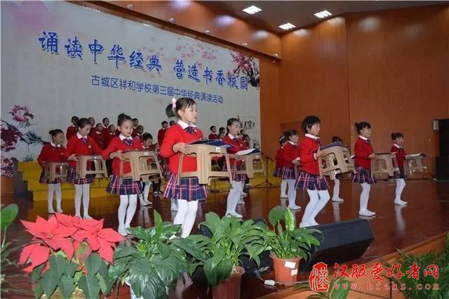 阿么喂，又是汉服，又是西装……丽江这个学校想干嘛？