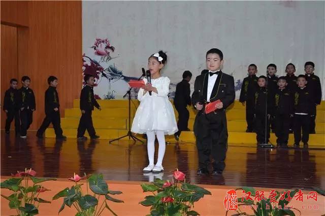阿么喂，又是汉服，又是西装……丽江这个学校想干嘛？