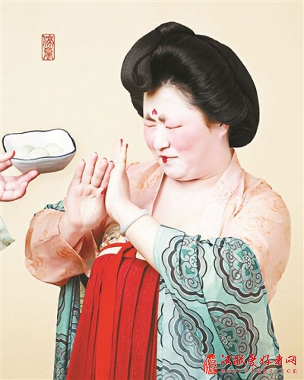 “唐朝仕女”吃汤圆组图走红,创作者系一名汉服设计师