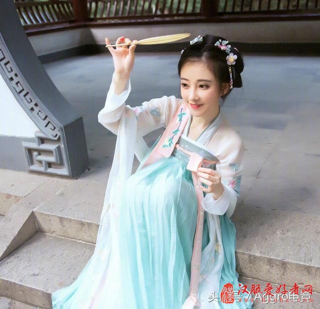 冯提莫穿汉服陪粉丝过节，脖子以下全是腰胸却不见了