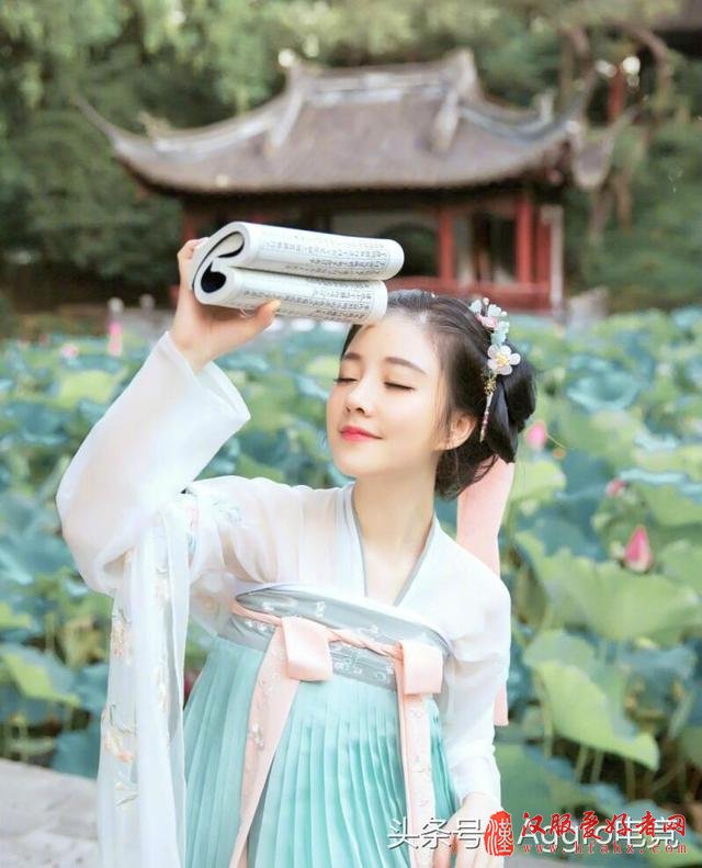 冯提莫穿汉服陪粉丝过节，脖子以下全是腰胸却不见了
