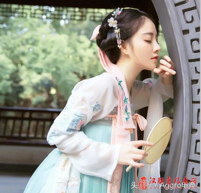 冯提莫穿汉服陪粉丝过节，脖子以下全是腰胸却不见了