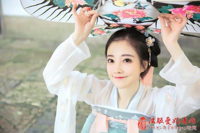 冯提莫穿汉服陪粉丝过节，脖子以下全是腰胸却不见了