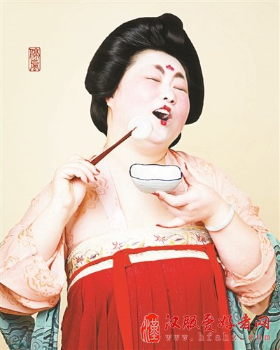“唐朝仕女”吃汤圆组图走红