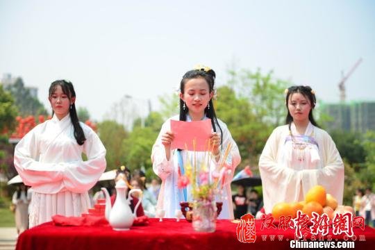琴音缭绕，“花神”捧花缓缓入场，俯身90度向祭像作揖礼，紧接着焚香、献祭、撤馔、分食福胙等环节。　葛畅 摄