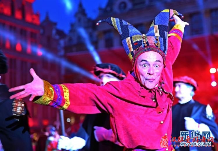 比利时举行“大帝巡游”古装表演(组图)