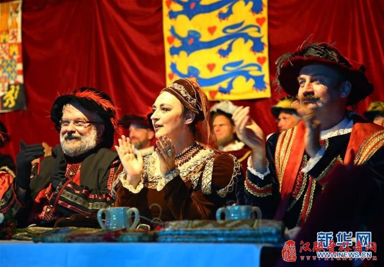 比利时举行“大帝巡游”古装表演(组图)